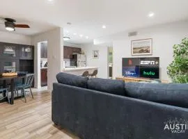 1BR 1BA Pet Friendly Condo w Pool, Gym, Walk to SoCo and Lake by Austin Vacay