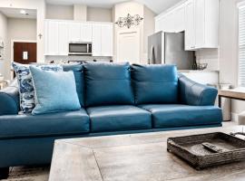 Conroe 3BR Sleeps 12 | Fenced Yard + Garage Games, spa hotel in Conroe
