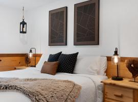 Trails End Cabin with a hot tub fire pit & indoor pool, hotel i Bryant