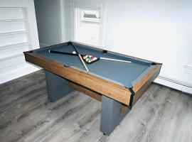 Modern home with Game Room, готель у місті Danielson