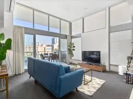 Quiet City Luxury 3BR Top-Floor with SkylineView
