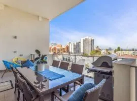 Quiet City Luxury 3BR Top-Floor with SkylineView