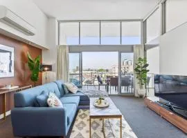 Quiet City Luxury 3BR Top-Floor with SkylineView