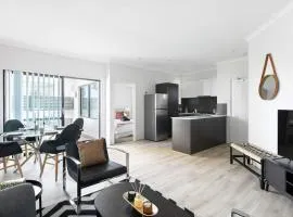 Chic Exec 2bdr 2bath -River,FREO,Parking,AC