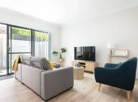 Bright Trendy 3br Apt - Walk To River & Shops