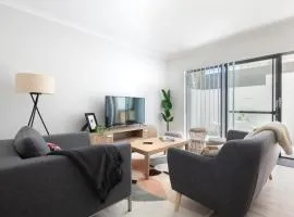 Modern Cozy Spacious 3 Bdrm 2bath,freo,parking,ac