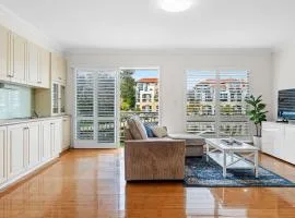 Hampton-Style Waterfront Mansion 3-Storeys of Lux