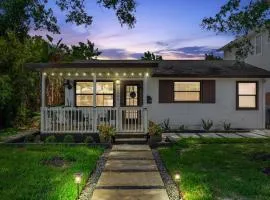 Close to downtown& beach- pool, porch, fenced yard
