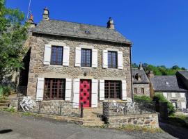 Familial House Dellac-Mathieu in mountain village Cantal, hotel a Saint-Saturnin