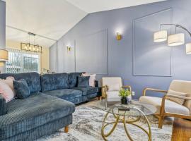 Kings, 75" TV & Backyard Fun - NearWesley, hotel em Wichita