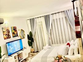 Raha Luxe Stays 2, hotel com estacionamento em Entebbe