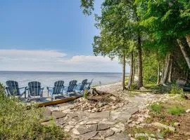 Sturgeon Bay Hideaway with Direct Water Access!