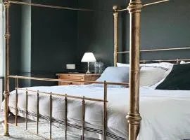 Boutique Grand Guest House Renovated Victorian Property Near Southampton City Centre & New Forest! FREE PARKING!