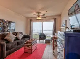 Beautiful Ground Floor Beachfront Condo - Sleeps 4 - Pool and Sauna
