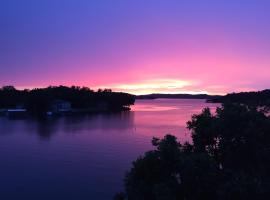 WOW Location Incredible Views, hotel in Osage Beach