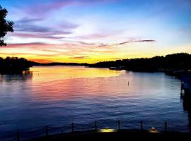 Lake Life reimagined Margarita Sunsets 17MM, Hotel in Osage Beach
