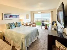 Ground Floor Beachfront Condo Suite - Sleeps 4 - Sauna and Pool