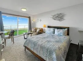 Premium Ground Floor Beachfront Condo Suite - Sleeps 5 - Pool and Sauna