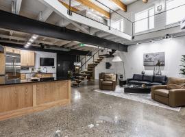 Amazing Modern Chic Mass Ave Townhome with Amenities, hotel v destinaci Indianapolis