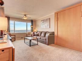 Luxurious Oceanfront Suite - Sleeps 6 - Second Floor - Pool and Sauna, hotel i Lincoln City