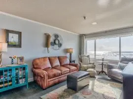 Oceanfront Suite - Top Floor - Pool and Sauna - Sleeps 4