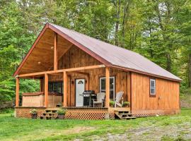 Secluded 2br Cabin W Hot Tub, Pond, Trails, Wifi, hôtel à Granby