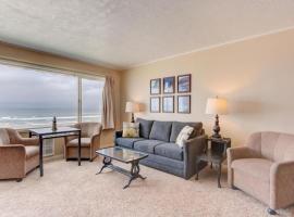 Spacious Beachfront Suite - Sleeps 8 - Top Floor - Pool and Sauna, hotel in Lincoln City