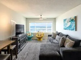 Amazing Top Floor Oceanfront Suite - Pool and Sauna - Sleeps 4