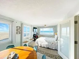Oceanfront Penthouse Suite With Panoramic Views - Pool and Sauna - Sleeps 6