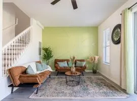 Luxury & Comfy Family Gem near Disney with Pool andGym