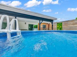 Canal-Side Townhouse with Pool & Firepit, hotel in Kendale Lakes