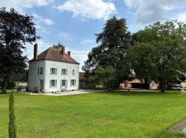 Maison Bourgeoise de Charme avec Spa, Parc et Activités - FR-1-489-541, hotel in Jaligny