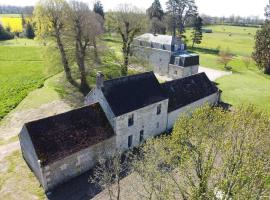 Maison en pierres avec Grand Jardin, WIFI, tout inclus - FR-1-497-170, ξενοδοχείο σε Neuvy-au-Houlme