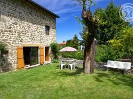 Gîte familial en pierre avec jardin, près des chemins de randonnée et forêts, idéal détente et nature - FR-1-496-1