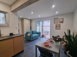 Gîte cosy à Montrond-les-Bains, idéal pour 2 personnes avec parking privé - FR-1-496-342, hotel en Montrond-les-Bains