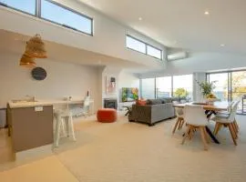 Luxe Townhouse on the Paynesville Waterfront Esplanade