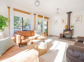 Tasman Breeze - Beachside Escape near Historic Site