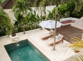 Luxury 3BR Villa with Sauna, Ice Bath & Rooftop Sunset Lounge in Uluwatu, hotel v destinaci Uluwatu