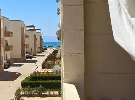 شالية مكيف غرفتين,ولفنج ,وحمام كامل, وتراس يرى البحر قرية بلوا لاجون 2 ليله اقل حجز عائلات فقط من فضلك