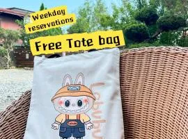 Free shuttle service,Free bag,Large screen movies,BBQ, Popcorn-making activity, more than 20 people possible
