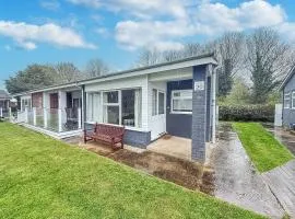 Lovely Chalet On An Excellent Holiday Park In Lowestoft Ref 12020B