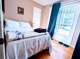 Private roomC Fee parking 15min downtown, hotel v destinaci Longueuil