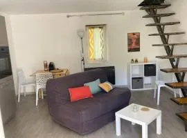 Maison Kyprea: charmant appartement /duplex , spacieux, tout confort avec terrasse extérieure privée, parking privatif , vue pittoresque sur la citadelle de Corté et les montagnes.