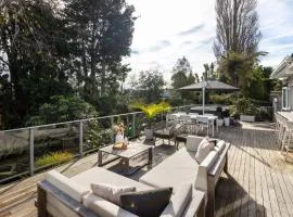 Stylish Gully Retreat with Spa and Office