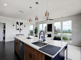 Upscale Midtown Retreat , Free Parking & Close to Mercedes-Benz, apartment in Atlanta