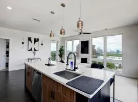 NEW Luxury Midtown Views , Sleeps 7, Free Parking