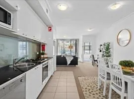 Spacious Modern Apt for 6 Next to Darling Harbour
