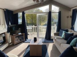 Stunning 2 Bed Caravan on the Lake Front, hotel in Gloucestershire