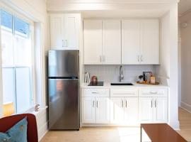 DelightfulDesign~WalkToEats&Drinks~PvtBalcony~Pets, guest house in Raleigh