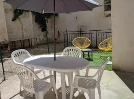 Maison de ville, local à vélo, cour, bord de Saône